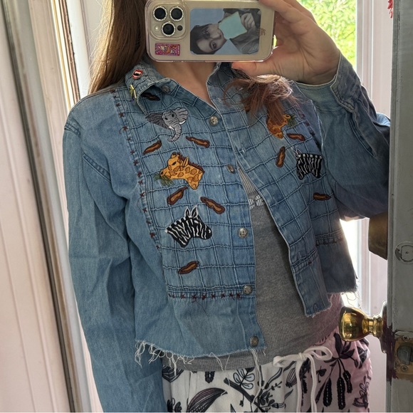 Vintage Embroidered cropped Denim Jacket with Animal Patches - Picture 3 of 9